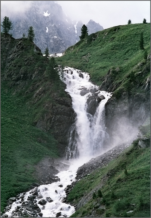 Каскадный водопад реки Катунь